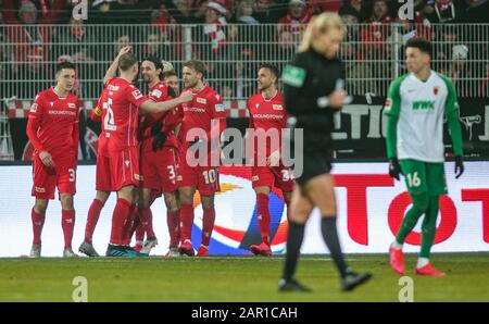 25. Januar 2020, Berlin: Fußball: Bundesliga, 1. FC Union Berlin - FC Augsburg, 19. Spieltag, An der alten Försterei. Berlins Neven Subotic (3. Von links) jubelte nach seinem 1:0-Tor mit den Teamkollegen Keven Schlotterbeck (links), Marvin Friedrich (2. Von links), Sebastian Andersson (2. Von rechts) und Marcus Ingvartsen (rechts). Foto: Andreas Gora / dpa - WICHTIGER HINWEIS: Gemäß den Vorschriften der DFL Deutsche Fußball Liga und des DFB Deutscher Fußball-Bund ist es verboten, im Stadion und/oder aus dem fotografierten Spiel in Form von auszunutzen oder auszunutzen Stockfoto