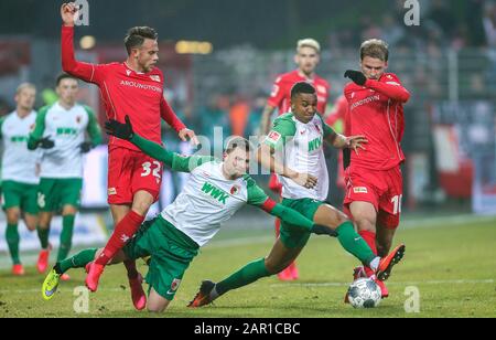 25. Januar 2020, Berlin: Fußball: Bundesliga, 1. FC Union Berlin - FC Augsburg, 19. Spieltag, An der alten Försterei. Der Berliner Marcus Ingvartsen (l-r) kämpft gegen die Augsburger Daniel Baier und Felix Uduokhai vom FC Augsburg gegen den Berliner Sebastian Andersson um den Ball. Foto: Andreas Gora / dpa - WICHTIGER HINWEIS: Gemäß den Vorschriften der DFL Deutsche Fußball Liga und des DFB Deutscher Fußball-Bund ist es verboten, im Stadion und/oder aus dem fotografierten Spiel in Form von Sequenzbildern und/oder videoartigen Fotoserien auszunutzen oder auszunutzen. Credi Stockfoto