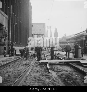 Tramrails wechseln am Coolsingel in Rotterdam Datum: 9. september 1965 Standort: Rotterdam, Zuid-Holland Schlagwörter: Tramrails Personenname: Coolsingel Stockfoto