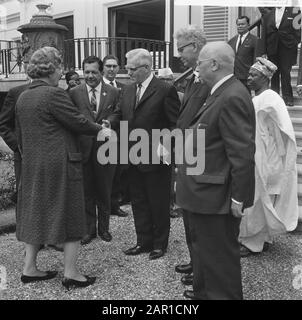 Königin Juliana empfängt eine Delegation des IVVV-Kongresses im Schloss Soestdijk Königin Juliana wird einem Mitglied der Delegation vorgelegt Anmerkung: IVVV ist der Internationale Verband der freien Gewerkschaften Datum: 12. Juli 1965 Ort: Baarn, Utrechter (Provinz) Schlüsselwörter: Delegierte, Königinnen, Belege, Paläste Personenname: Juliana (Königin Niederlande), Roemers, Derk Stockfoto