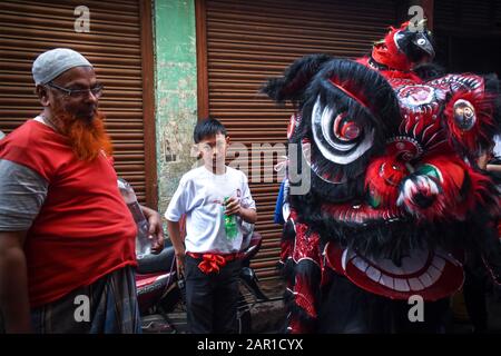 Ein muslimischer Mensch genießt den Drachentanz auf dem chinesischen Neujahr in Kolkata, Indien. Stockfoto