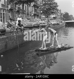 Vlotje Varen op de Amstel Datum: 19. Juli 1965 Personenname: Amstel Stockfoto