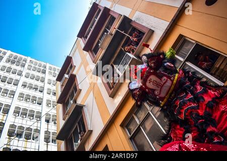 Dragon Dance zum Empfang des chinesischen Neujahrs in Kolkata, Indien Stockfoto