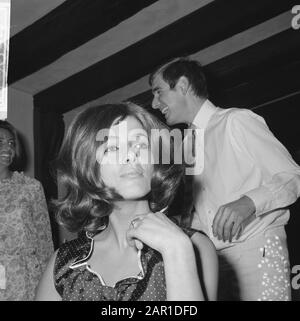 Friseursalon Tendens 1966, von Friseursalon Mario (Kurzhaarfriseur Mario bei der Arbeit Datum: 23. Juli 1965 Schlagwörter: Friseure, Frisuren Stockfoto