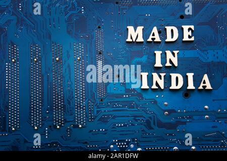 Beschriftung In Indien auf blauem Leiterplattenhintergrund. Copyspace für Design. Label made in India Electronics Manufacturing Concept Stockfoto