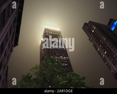 New York, USA - 29. Mai 2019: Das Empire State Building, spät in der Nacht und in einen dichten Nebel gehüllt. Stockfoto