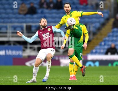 Burnleys Jay Rodriguez (links) kämpft um den Ball während des vierten Runden Matches im FA Cup in Turf Moor, Burnley. Stockfoto