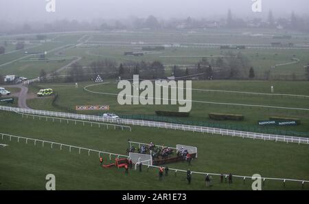 Allgemeine Ansicht der Läufer und Fahrer auf der Stahlplatte Und Der Sektionen Handicap Hürde während des Festival Trials Day auf der Cheltenham Racecourse. Stockfoto