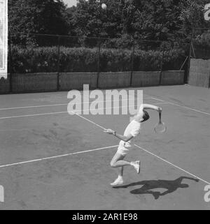 Tennis in Santpoort, Tom Okker in Aktion Datum: 30. Juli 1965 Ort: Santpoort Schlüsselwörter: Tennisname: Okker, Tom Stockfoto