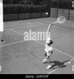 Tennis in Santpoort, Tom Okker in Aktion Datum: 30. Juli 1965 Ort: Santpoort Schlüsselwörter: Tennisname: Okker, Tom Stockfoto