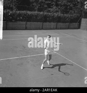 Tennis in Santpoort, Tom Okker in Aktion Datum: 30. Juli 1965 Ort: Santpoort Schlüsselwörter: Tennisname: Okker, Tom Stockfoto