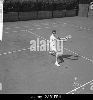 Tennis in Santpoort, Tom Okker in Aktion Datum: 30. Juli 1965 Ort: Santpoort Schlüsselwörter: Tennisname: Okker, Tom Stockfoto