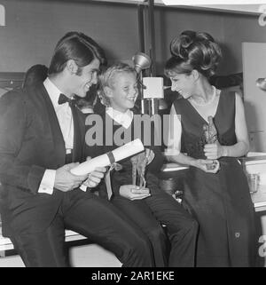 Grand Gala du Disque 1965, der 9-jährige Sohn Gaby van Toon Hermans, zusammen mit Esther und Abraham Ofrim Datum: 2. Oktober 1965 Ort: Amsterdam Schlagwörter: Musik, Musikpreise, Sänger persönlicher Name: Hermans, Gaby, Ofarim, Abi, Ofarim, Esther Stockfoto