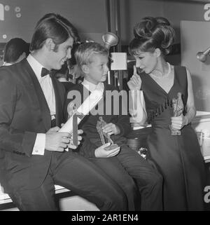 Grand Gala du Disque 1965, der 9-jährige Sohn Gaby van Toon Hermans, zusammen mit Esther und Abraham Ofrim Datum: 2. Oktober 1965 Ort: Amsterdam Schlagwörter: Musik, Musikpreise, Sänger persönlicher Name: Hermans, Gaby, Ofarim, Abi, Ofarim, Esther Stockfoto