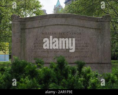 New York, USA - 31. Mai 2019: Bild des Gedenksteins in Erinnerung an William Jay Caynor. Stockfoto