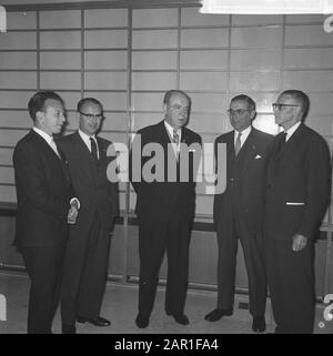 Siebter Kongress der Confédération Européenne de L' Agriculture im Kongresszentrum Rai in Amsterdam. Viele prominente Persönlichkeiten waren anwesend Mehrere Teilnehmer Datum: 11. Oktober 1965 Standort: Amsterdam, Noord-Holland Schlüsselwörter: Kongresse, Agrareinrichtung Name: RAI Stockfoto