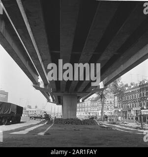 Bau der U-Bahn in Rotterdam; oberirdischer Abschnitt auf den Metros der südlichen Maas, öffentliche Verkehrsmittel, Bauaktivitäten Datum: 11. Oktober 1965 Standort: Rotterdam, Zuid-Holland Schlagwörter: Bauaktivitäten, U-Bahnen, öffentliche Verkehrsmittel Stockfoto