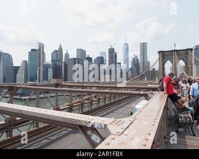 New York, USA - 31. Mai 2019: Lower Manhattan, von der Brooklyn Bridge aus gesehen. Stockfoto