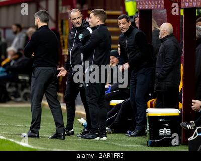 Januar 2020; Fir Park, Motherwell, North Lanarkshire, Schottland; Scottish Premiership Football, Motherwell versus Hibernian; Jack Ross Hibernian Manager verunglückt mit dem 4. Offiziellen John Beaton Stockfoto