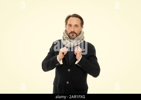 Der Winter kommt. Machen Sie sich bereit für frostige Tage. Reifen fashion model genießen Sie bei kaltem Wetter. Bärtiger Mann accessorizing Outfit mit Schal. Winter Schrank für modische Mann. Winter Outfit. Gefühl gemütlich. Stockfoto