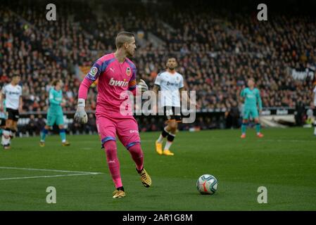 Valencia, Spanien. Januar 2020. Fußball - VALENCIA gegen BARCELONA Jaume Domenech in Aktion während der spanischen Liga, La Liga, Fußballspiel zwischen Valencia und Barcelona am 25. januar 2020 im Mestalla-Stadion in Valencia, Spanien. Foto: Xisco Navarro Credit: Cordon PRESS/Alamy Live News Stockfoto