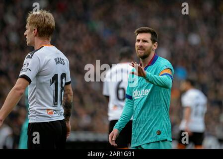 Valencia, Spanien. Januar 2020. Fußball - VALENCIA gegen BARCELONA Messi im Einsatz während der spanischen Liga, La Liga, Fußballspiel zwischen Valencia und Barcelona am 25. januar 2020 im Mestalla-Stadion in Valencia, Spanien. Foto: Xisco Navarro Credit: Cordon PRESS/Alamy Live News Stockfoto