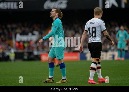 Valencia, Spanien. Januar 2020. Fußball - VALENCIA VS BARCELONA Griezmann, Wass im Einsatz während der spanischen Liga, La Liga, Fußballspiel zwischen Valencia und Barcelona am 25. januar 2020 im Mestalla-Stadion in Valencia, Spanien. Foto: Xisco Navarro Credit: Cordon PRESS/Alamy Live News Stockfoto