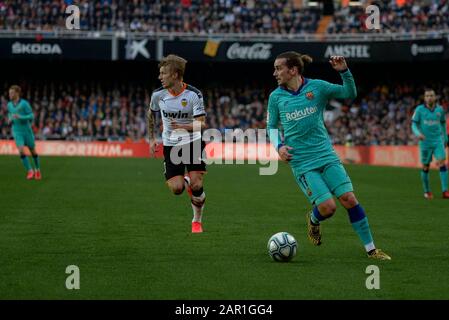 Valencia, Spanien. Januar 2020. Fußball - VALENCIA VS BARCELONA Griezmann, Wass im Einsatz während der spanischen Liga, La Liga, Fußballspiel zwischen Valencia und Barcelona am 25. januar 2020 im Mestalla-Stadion in Valencia, Spanien. Foto: Xisco Navarro Credit: Cordon PRESS/Alamy Live News Stockfoto