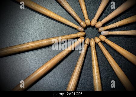 Nahaufnahme einer Gruppe von gebrauchten Holztrommeln auf dunklem Hintergrund mit Kopierraum. Schlaginstrument Stockfoto