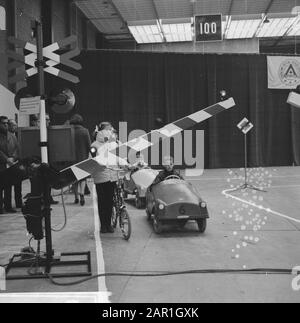 Reflexionstag für den sicheren Verkehr in der Margreithal in Utrechter Kinder, die an den Demonstrationen teilnehmen, die auf EINEN Stopp warten Datum: 23. November 1965 Ort: Utrechter, Utrechter Schlüsselwörter: Demonstrationen, Fahrräder, Kinder, Sicherheit, Name der Verkehrsinstitution: Margriethal Stockfoto