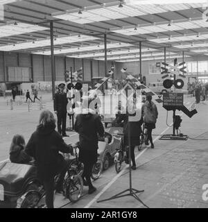 Reflexionstag für den sicheren Verkehr im Margrithal in Utrechter Kindern, die an den Demonstrationen teilnehmen, die auf EINEN Stopp warten Datum: 23. November 1965 Ort: Utrechter, Utrechter Schlüsselwörter: Demonstrationen, Kinder, Sicherheit, Name der Verkehrsinstitution: Margrithal Stockfoto