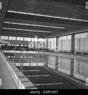 Eröffnung eines 50 Meter langen Schwimmbades in Beverwijk Innenbereich des neuen Sportfondsenbads Datum: 6. November 1965 Standort: Beverwijk, Noord-Holland Schlüsselwörter: Architektur, Gebäude, Schwimmbäder Stockfoto