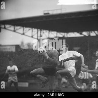 Fußballspiel DWS gegen PSV in Amsterdam: 2-2; Spielmoment Datum: 28. November 1965 Ort: Amsterdam, Noord-Holland Schlagwörter: Sport, Fußball, Fussball, Fussball Spieler Institution Name: PSV Stockfoto