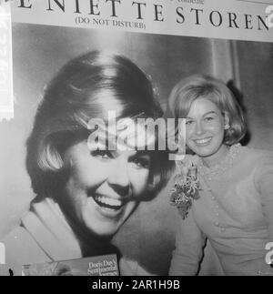Doris Day, die Niederländerin, die Gewinnerin der Doris Day Wahl, die 23-jährige Lidy Spaargaren aus Wageningen, posiert für ein Foto von Doris Day Datum: 9. November 1965 Schlagwörter: Schauspielerinnen, Film, Porträts, Schönheitswettbewerbe persönlicher Name: Tag, Doris, Spargarns, Lidy Stockfoto