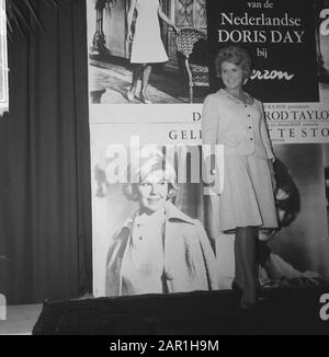 Doris Day aus dem niederländischen Wahlsiegerin Miss Lidy Savings Yn, Posting for a Doris Day Poster Datum: 9. November 1965 Schlüsselwörter: Schauspielerinnen, Film, Porträts, Schönheitswettbewerbe persönlicher Name: Savings, Lidy Stockfoto