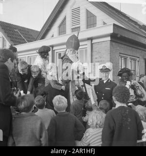 Marine kümmerte sich um den Heiligen. Nikolaus-Festival in Kattenburg in Amsterdam; Sinterklaas und Pieten bei Ankunft Datum: 1. Dezember 1965 Ort: Amsterdam, Kattenburg Schlüsselwörter: Grüße, Kinder, Kinderfeste, öffentlich Stockfoto