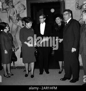 Abschluss Pieter van Vollenhoven an der Universität Leiden (Niederlande), 30. November 1965. Von links nach rechts: Prinzessin Christina, Prinzessin Margriet, Pieter van Vollenhoven, mrs. Van Vollenhoven-De lange und Prof. J.M. van Bemmelen; Stockfoto