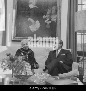 Ministerpräsident Cals und die indische Diplomatin und Politikerin Vijaya Lakshmi Pandit (Schwester des indischen Premierministers Nehru) während eines Empfangs an der Catshuis Frau Vijaya Lakshmi Pandit und Ministerin Präsident Cals im Gespräch Datum: 12. November 1965 Ort: Den Haag, Zuid-Holland Stichworte: Hörspiele, Diplomaten, internationale Beziehungen, Premierminister persönlicher Name: CALs, Jo, Pandit, Vijaya Lakshmi Stockfoto