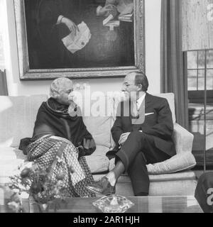 Ministerpräsident Cals und die indische Diplomatin und Politikerin Vijaya Lakshmi Pandit (Schwester des indischen Premierministers Nehru) während eines Empfangs im Catshuis in Den Haag Frau Vijaya Lakshmi Pandit und Ministerin Cals im Gespräch Datum: 12. November 1965 Ort: Den Haag, Zuid-Holland Schlüsselwörter: Hörspiele, Diplomaten, internationale Beziehungen, Ministerpräsidenten persönlicher Name: CALs, Jo, Pandit, Vijaya Lakshmi Stockfoto