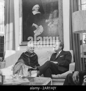 Ministerpräsident Cals und die indische Diplomatin und Politikerin Vijaya Lakshmi Pandit (Schwester des indischen Premierministers Nehru) während eines Empfangs im Catshuis in Den Haag Frau Vijaya Lakshmi Pandit und Ministerin Cals im Gespräch Datum: 12. November 1965 Ort: Den Haag, Zuid-Holland Schlüsselwörter: Hörspiele, Diplomaten, internationale Beziehungen, Ministerpräsidenten persönlicher Name: CALs, Jo, Pandit, Vijaya Lakshmi Stockfoto