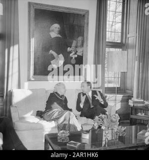 Ministerpräsident Cals und die indische Diplomatin und Politikerin Vijaya Lakshmi Pandit (Schwester des indischen Premierministers Nehru) während eines Empfangs im Catshuis in Den Haag Frau Vijaya Lakshmi Pandit und Ministerin Cals im Gespräch Datum: 12. November 1965 Ort: Den Haag, Zuid-Holland Schlüsselwörter: Hörspiele, Diplomaten, internationale Beziehungen, Ministerpräsidenten persönlicher Name: CALs, Jo, Pandit, Vijaya Lakshmi Stockfoto