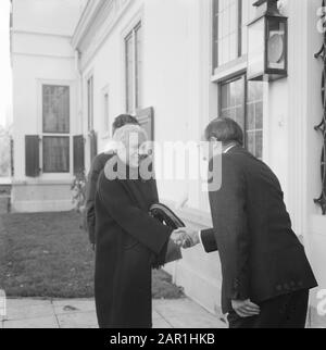 Ministerpräsident Cals und die indische Diplomatin und Politikerin Vijaya Lakshmi Pandit (Schwester des indischen Premierministers Nehru) während eines Empfangs im Catshuis in Den Haag Ministerrätin Cals, während er Frau Vijaya Lakshmi Pandit grüßt Datum: 12. November 1965 Ort: Den Haag, Südholland-Schlüsselwörter: Audienzen, Diplomaten, Händeschütteln, internationale Beziehungen, Premierminister: CALs, Jo, Pandit, Vijaya Lakshmi Stockfoto