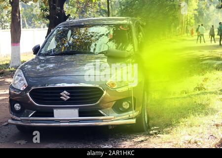 Auto unterwegs. Modernes Design auf Betonstraße. Farbenfrohes neues Modellauto in Bangladesch. Stockfoto