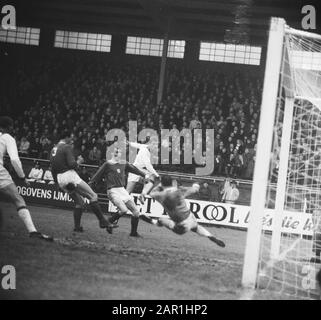 Fußballspiel Ajax gegen GVAV in Amsterdam 5-1; Piet Keizer als er den Ball im Tor schießt Datum: 5. Dezember 1965 Ort: Amsterdam, Noord-Holland Schlagwörter: Publikum, Fußball, Fußballer persönlicher Name: Keizer, Piet Institution Name: AJAX Stockfoto