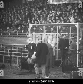 Fußballspiel Ajax gegen GVAV in Amsterdam 5-1; Schiedsrichter verlässt den Käfig Datum: 5. Dezember 1965 Standort: Amsterdam, Noord-Holland Schlüsselwörter: Publikum, Schiedsrichter, Fußball-Institution Name: AJAX Stockfoto