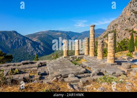 Griechenland. Delphi. Alte Ruinen auf dem Hintergrund sonniger Berge und blauem Himmel Stockfoto