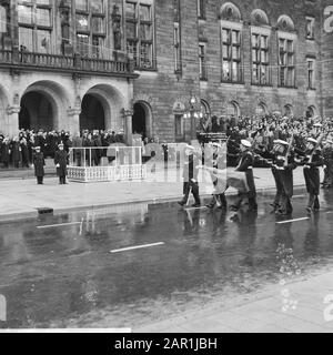 Prinz Bernhard während der Parade des Marine Corps vor dem Rathaus in Rotterdam nach dem 300. Jahrestag des Corps Datum: 9. Dezember 1965 Ort: Rotterdam, Zuid-Holland Schlüsselwörter: Rathäuser, Marineinfanteristen, Militärparaden Institutionenname: Nam Stockfoto