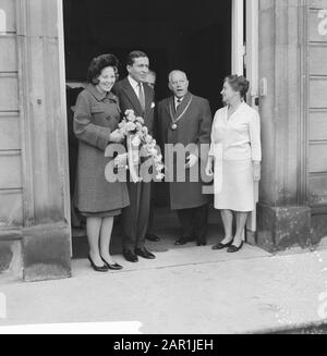 Prinzessin Beatrix und ihr Verlobter Claus von Amsberg bei einem Besuch in den Bosch; das Verlobte Paar in Gouverentspaleis mit Bürgermeister Lambooij Datum: 15. Dezember 1965 Ort: Den Bosch Stichworten: Besucht persönlichen Namen: Beatrix, Prinzessin, Claus, Prinz Stockfoto