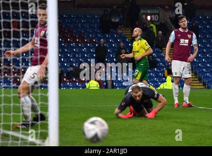 Der Teemu Pukki (Mitte) von Norwich City ruiniert eine verpasste Chance während des vierten Vorrundenspiels des FA Cup in Turf Moor, Burnley. Stockfoto