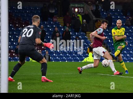 Der Teemu Pukki (rechts) von Norwich City schießt während des vierten Vorrundenspiels des FA Cup in Turf Moor, Burnley, auf das Tor zu. Stockfoto